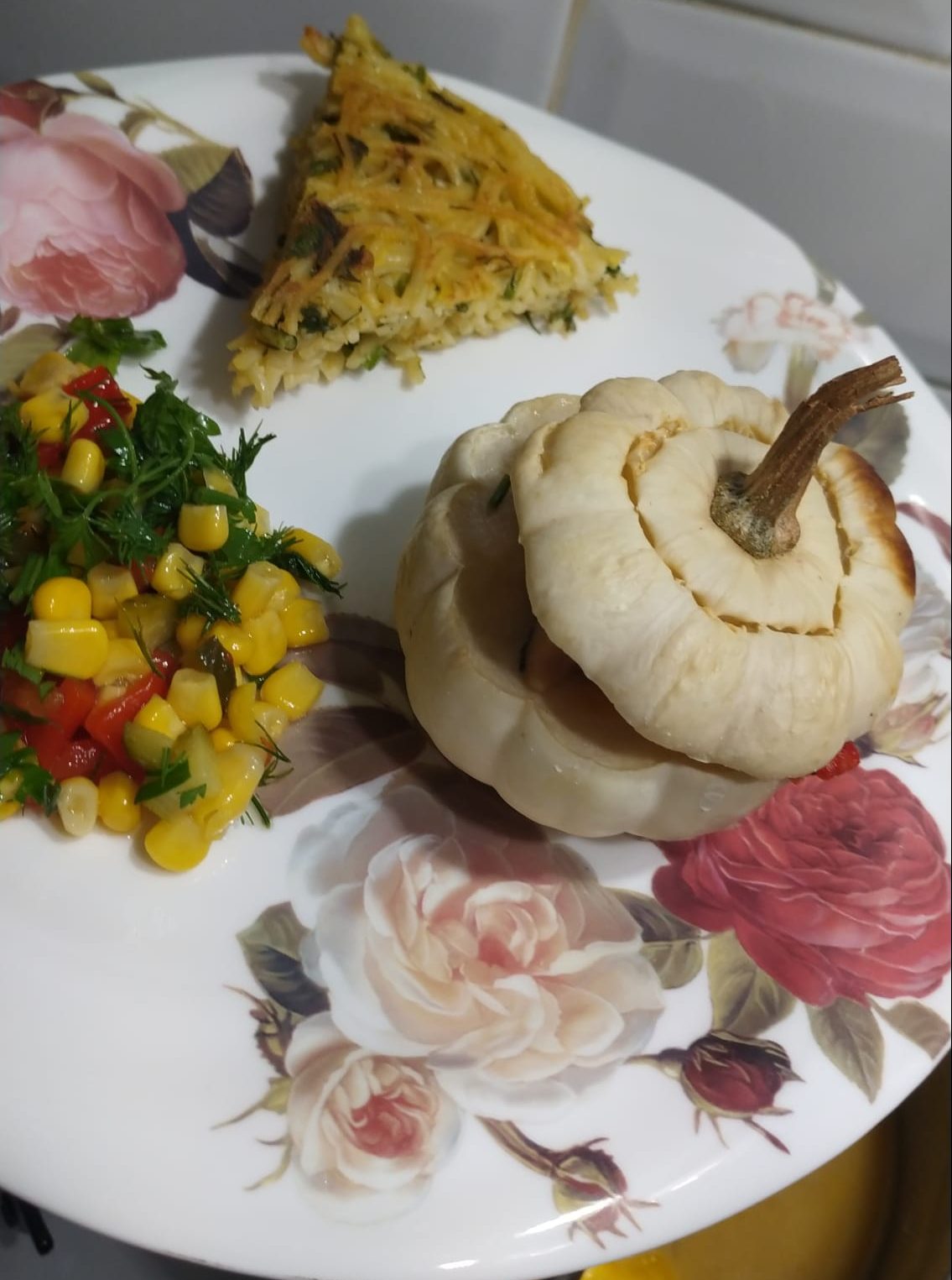 Baharatlı ve sağlıklı yemekler, sebzeli kavurma ve mücver ile geleneksel Türk lezzetleri. Tatlı ve doyurucu menü seçenekleri.