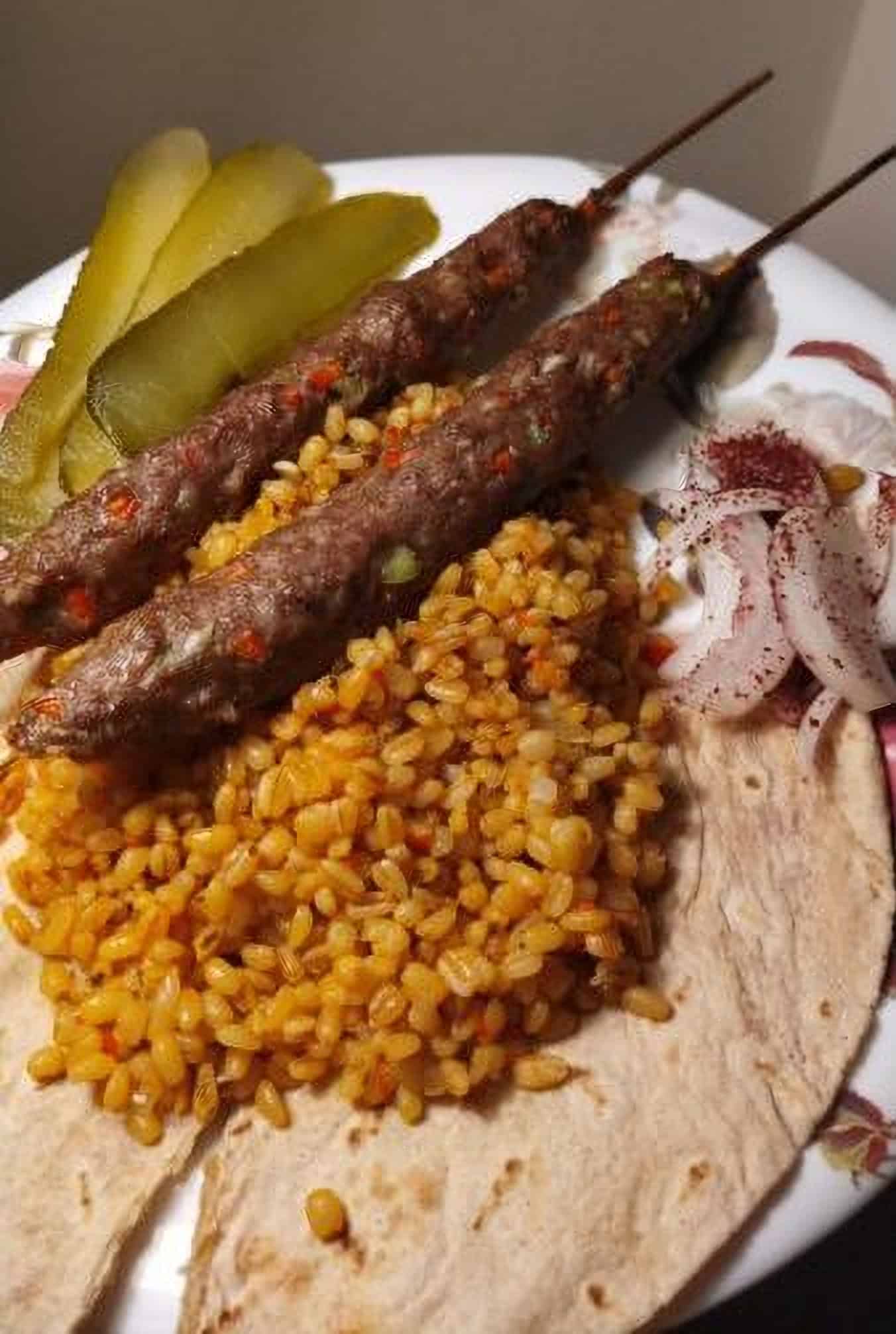 Tavuk ciğeri ve nohut ile hazırlanan geleneksel Türk yemekleri, sağlıklı ve besleyici.